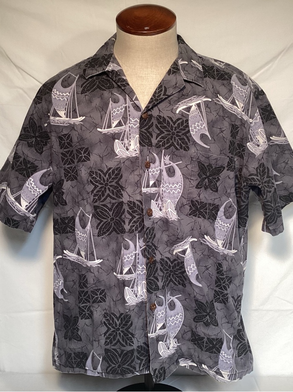 Hilo Hattie Vintage Gray Hawaiian Outrigger Canoes Button-Down Hawaiian Shirt